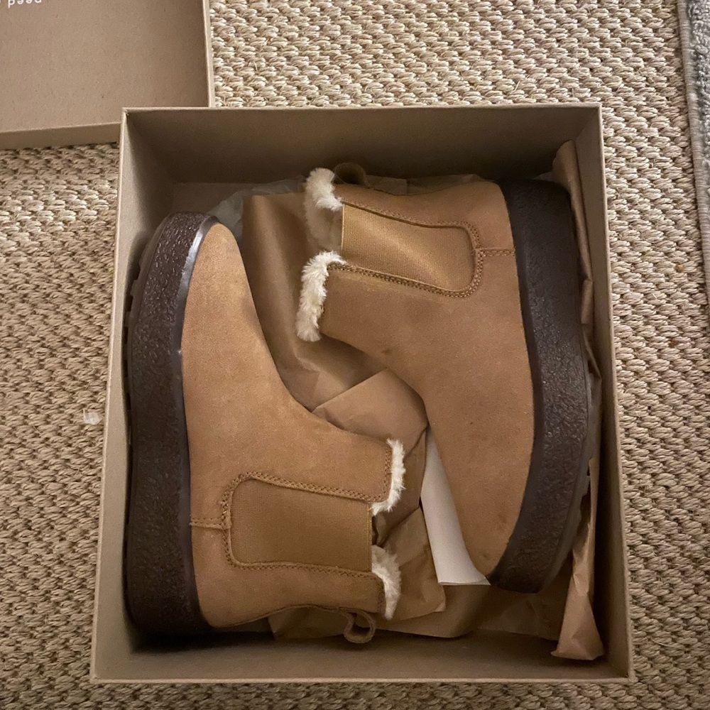 BRAND NEW MADEWELL Chelsea boots! Size 7. Never worn.